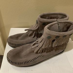 Minnetonka Side zip double fringe boot gray 5 VGUC